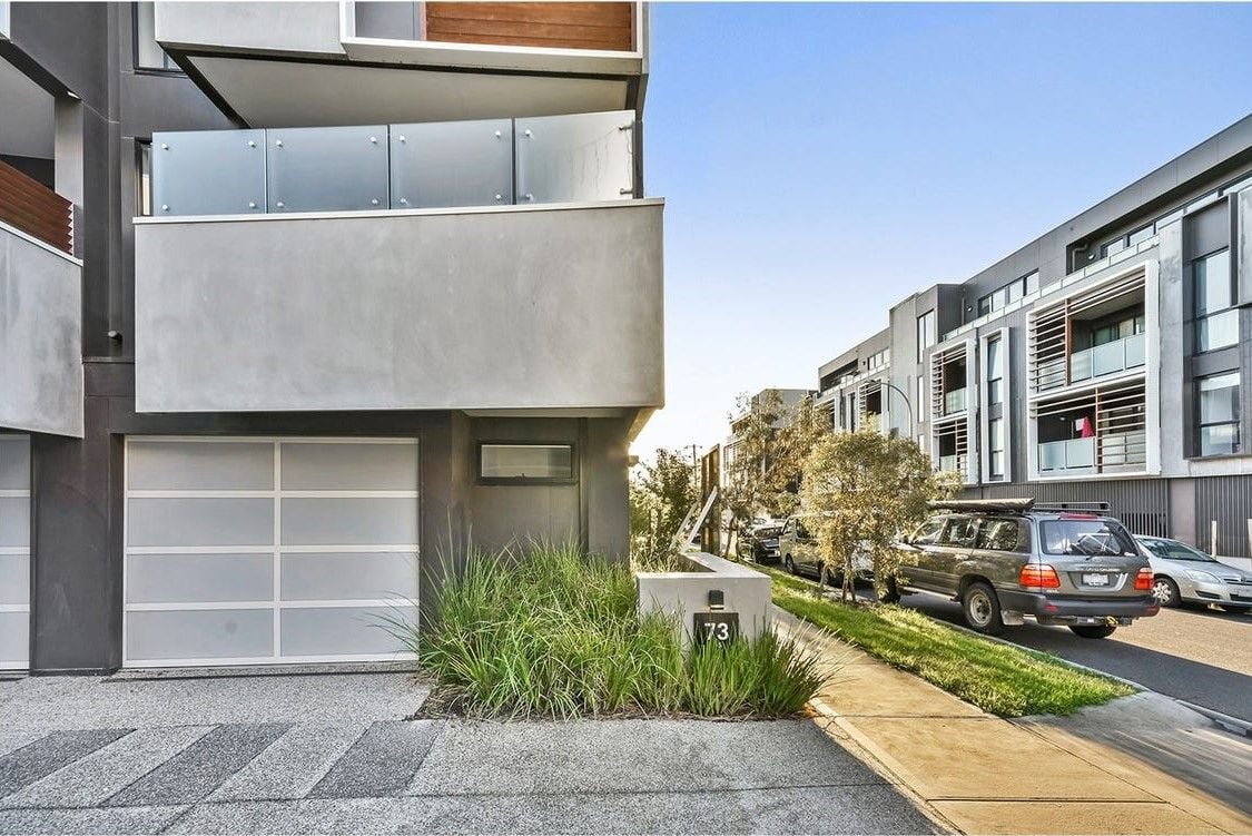Tri-level, 2-bedroom townhouse!