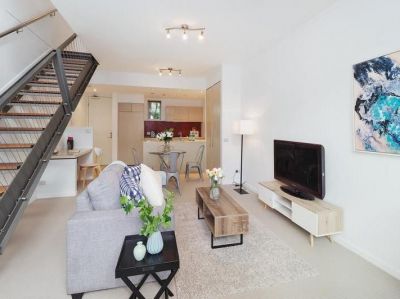 EXECUTIVE SPLIT LEVEL LOFT-STYLE ONE BEDROOM WITH PRIVATE STREET ACCESS