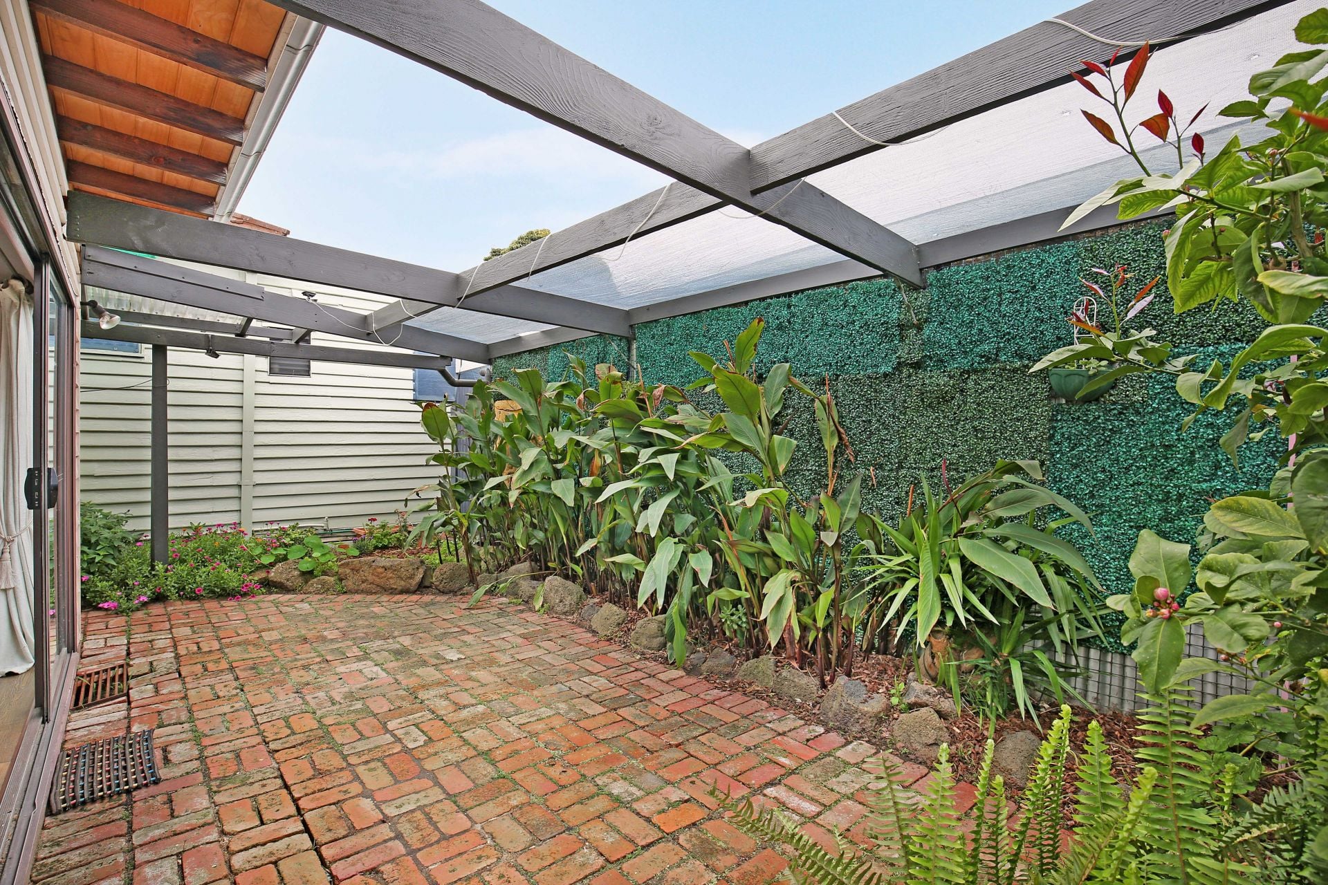 Spacious 2 Bedroom House!
