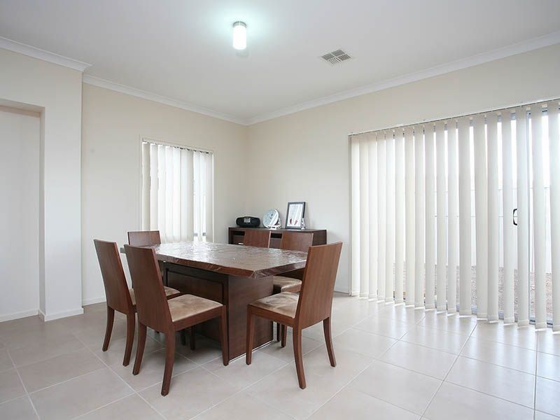 2 Forest Glade Way, Caroline Springs - Thumbnail 5