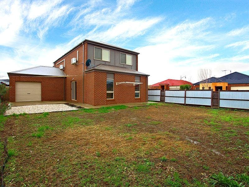 5 Studley Park Way, Caroline Springs - Thumbnail 8
