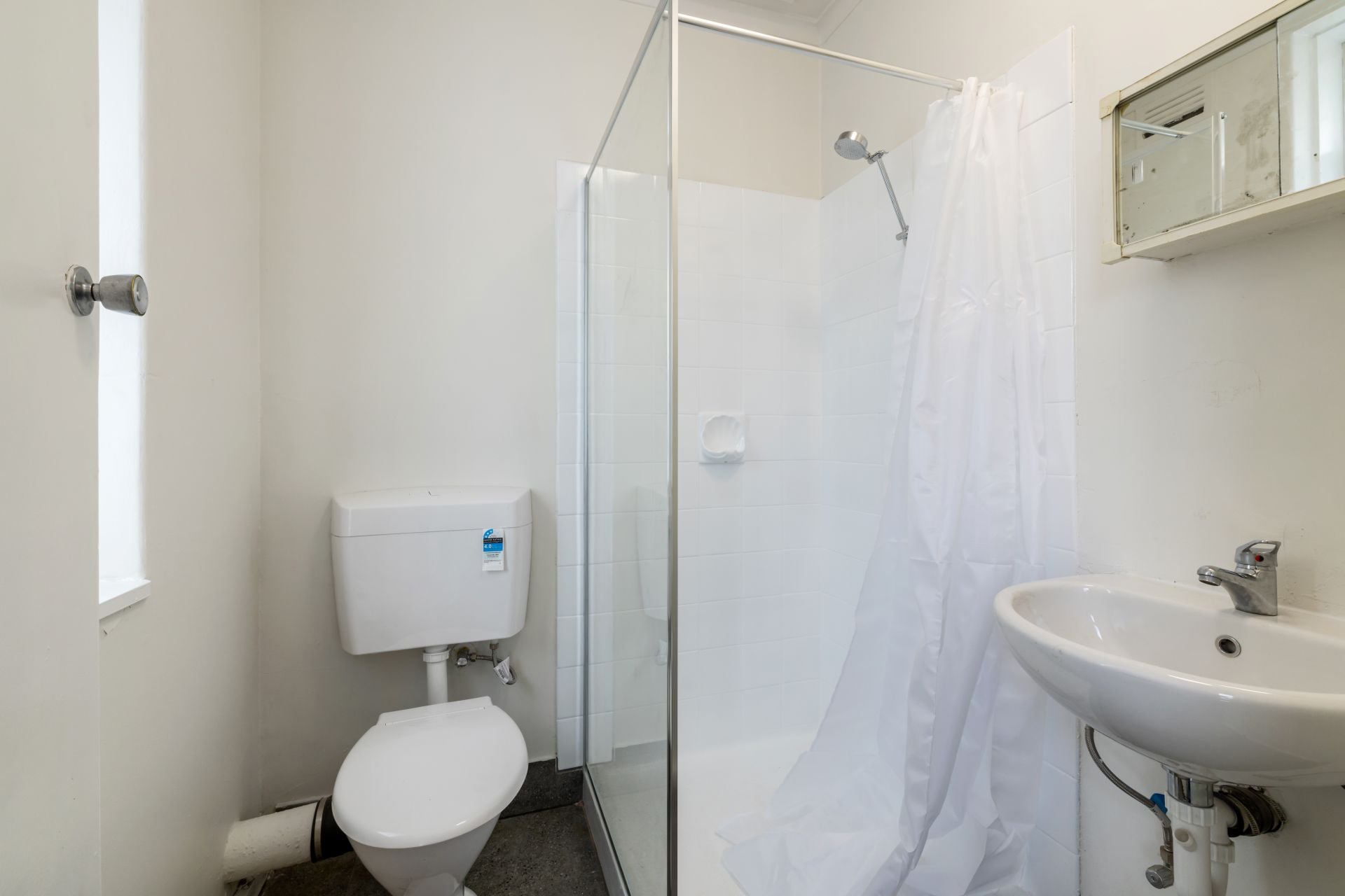 Excellent Location Close to High Street Trams & Shops!