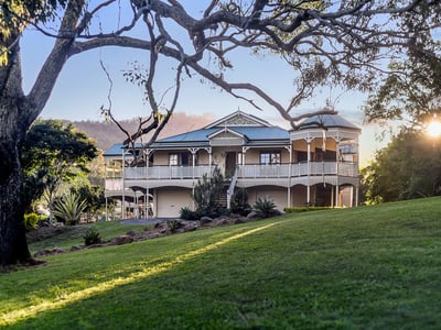 CLASSIC QUEENSLAND LIVING IN A PICTURE POSTCARD SETTING