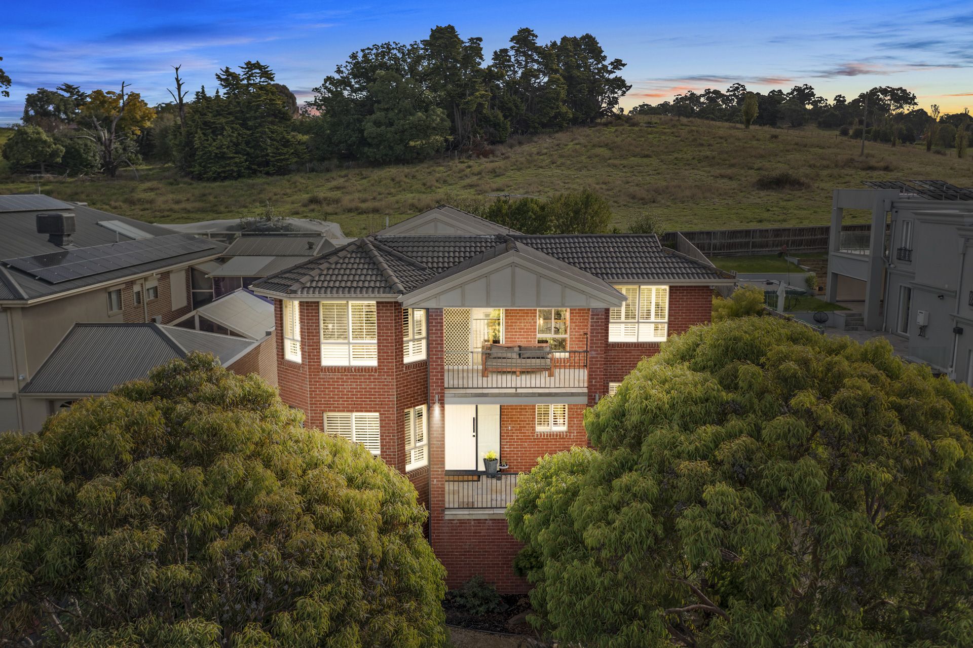 INSTANTLY IMPRESSIVE FAMILY LIVING ** SIX MONTH LEASE **