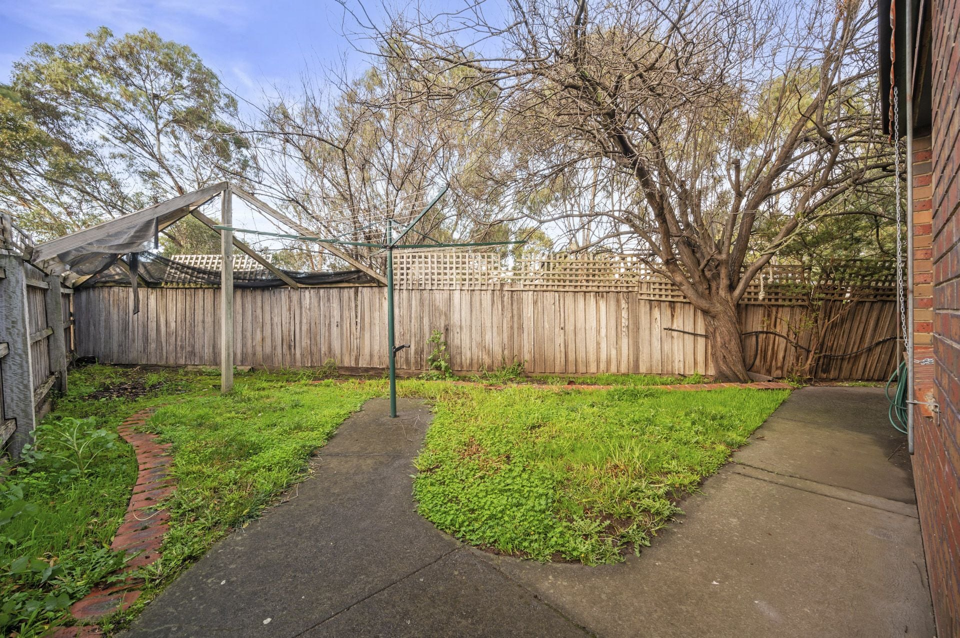 PERFECT FIRST HOME OR INVESTMENT - GREAT  LOCATION