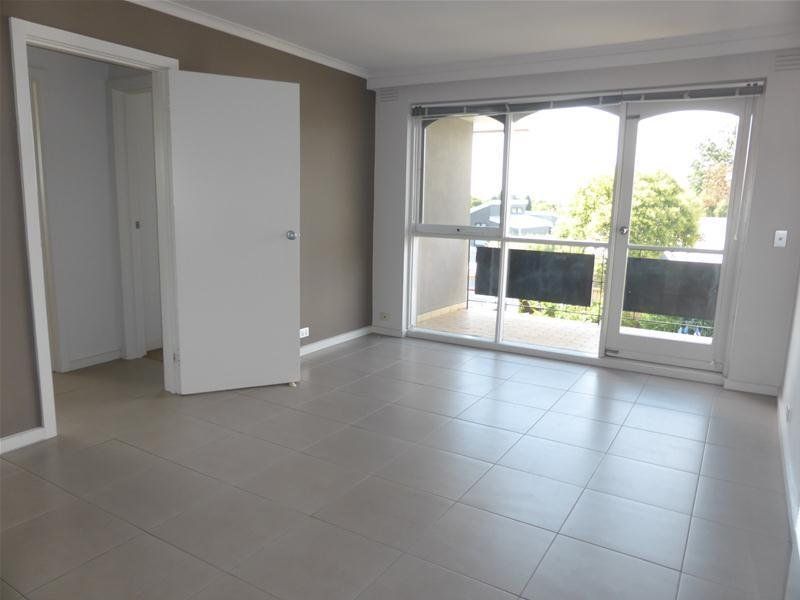 Spacious Two Bedroom Apartment with Garage
