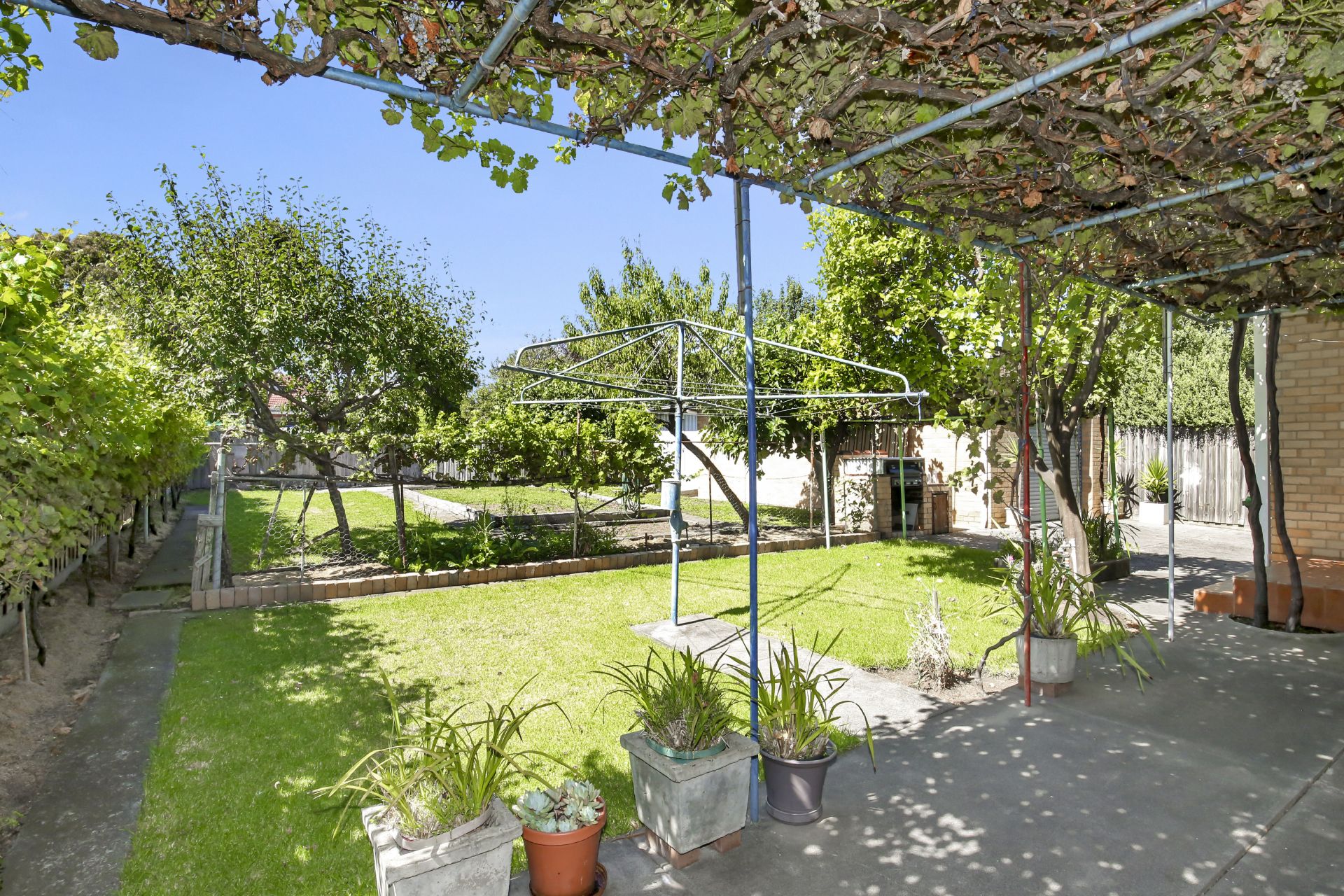 PICTURE PERFECT !!!  ***GARDENER INCLUDED***