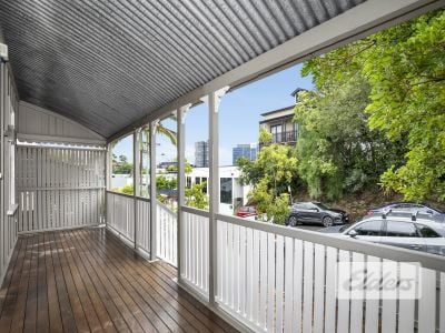 HIGH GRADE REFURBISHED OFFICE WITH 6 CAR PARKS!