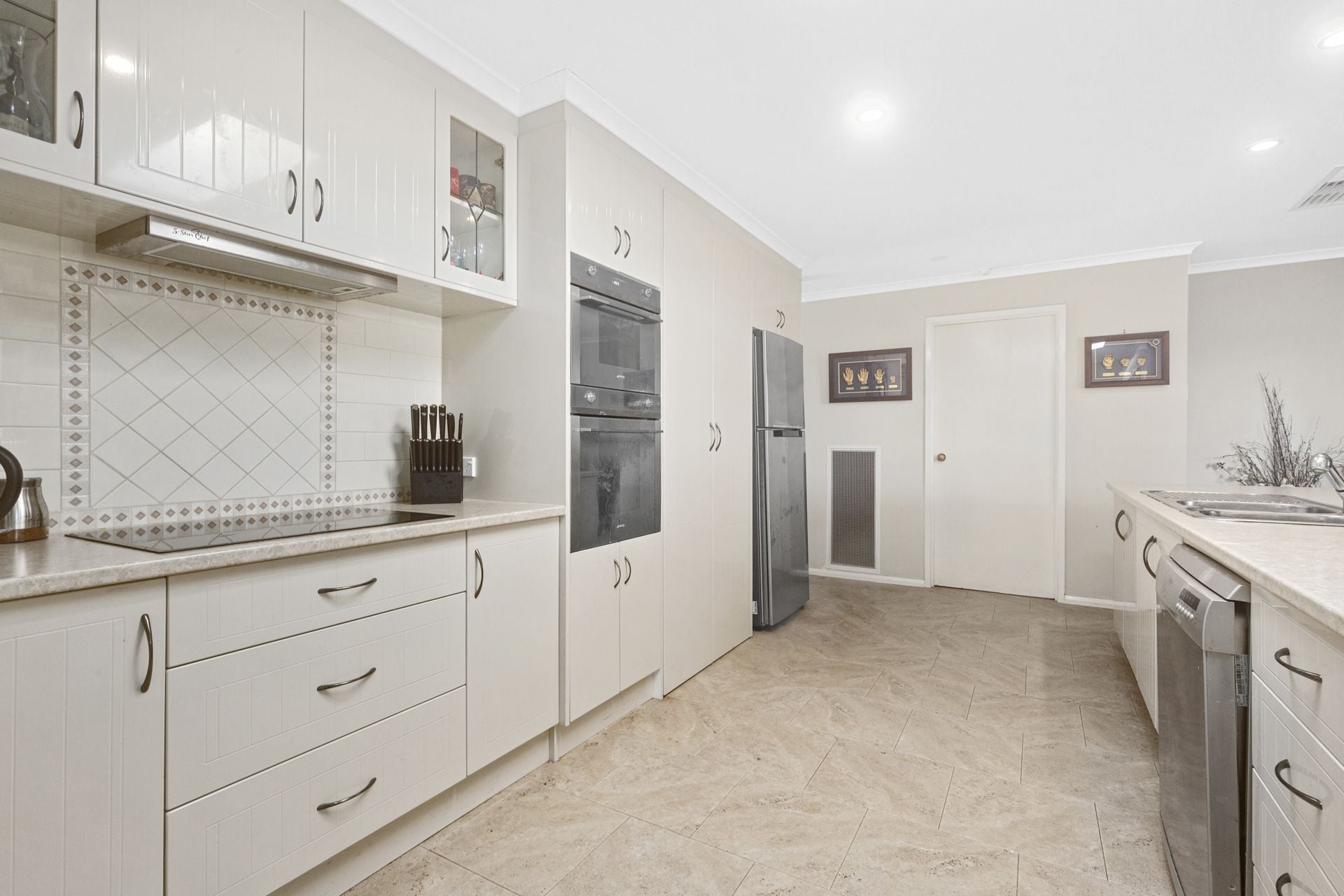 POSITION WITH POTENTIAL 
CORNER BLOCK APPROX 2041m2 APPROX