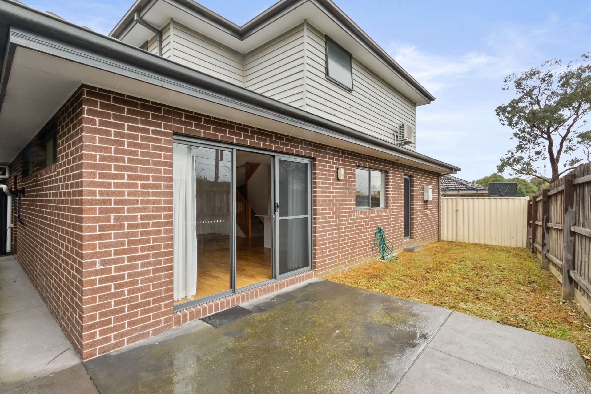 LARGE TOWNHOUSE