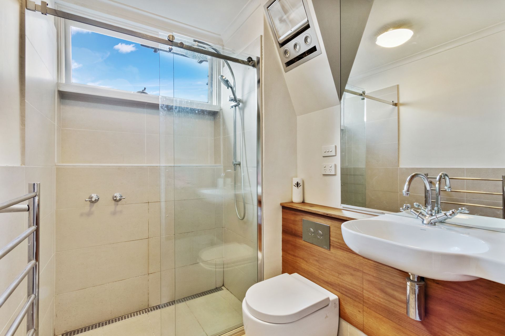 Fully Furnished Beauty !
