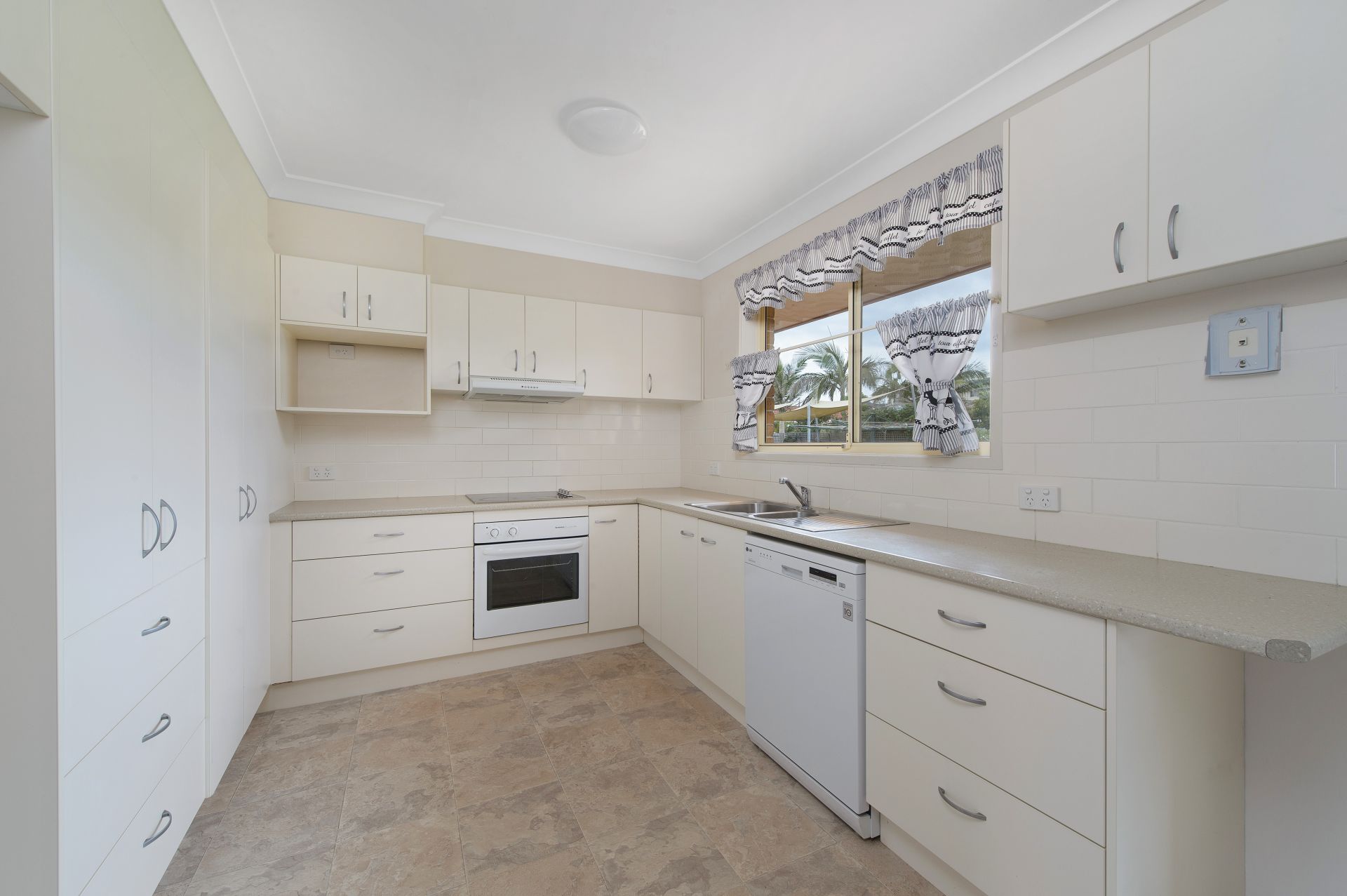 7 Castle Court Port Macquarie NSW, Port Macquarie - Thumbnail 2