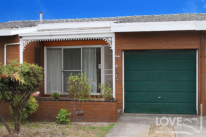 IMMACULATELY PRESENTED AND PERFECTLY SITUATED