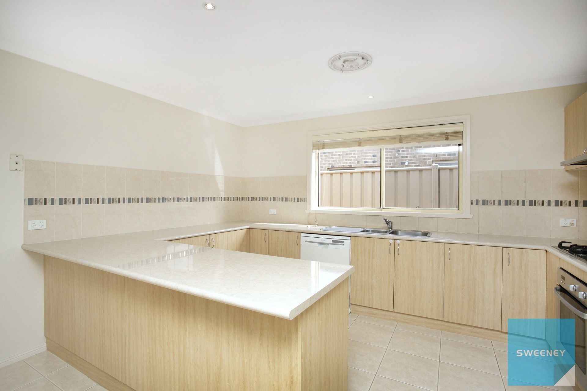 4 Glen Drouitt Drive, Caroline Springs - Thumbnail 3