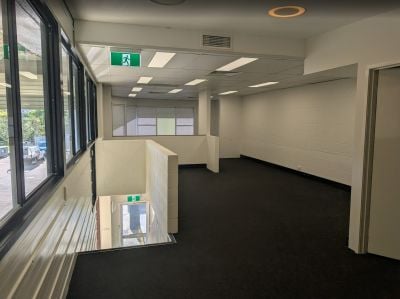TIDY OFFICE/WAREHOUSE UNIT IN RARE COMPLEX!