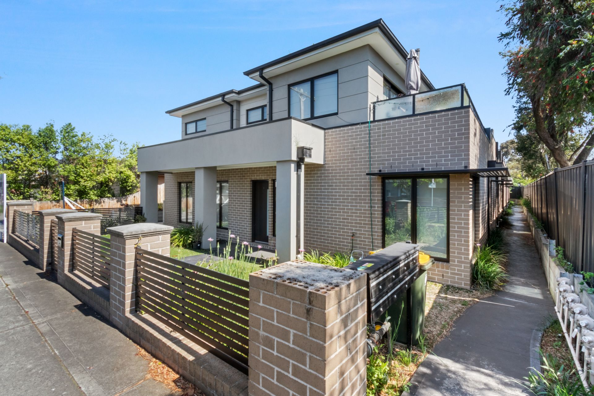 Contemporary Living In A Well-Connected Neighbourhood