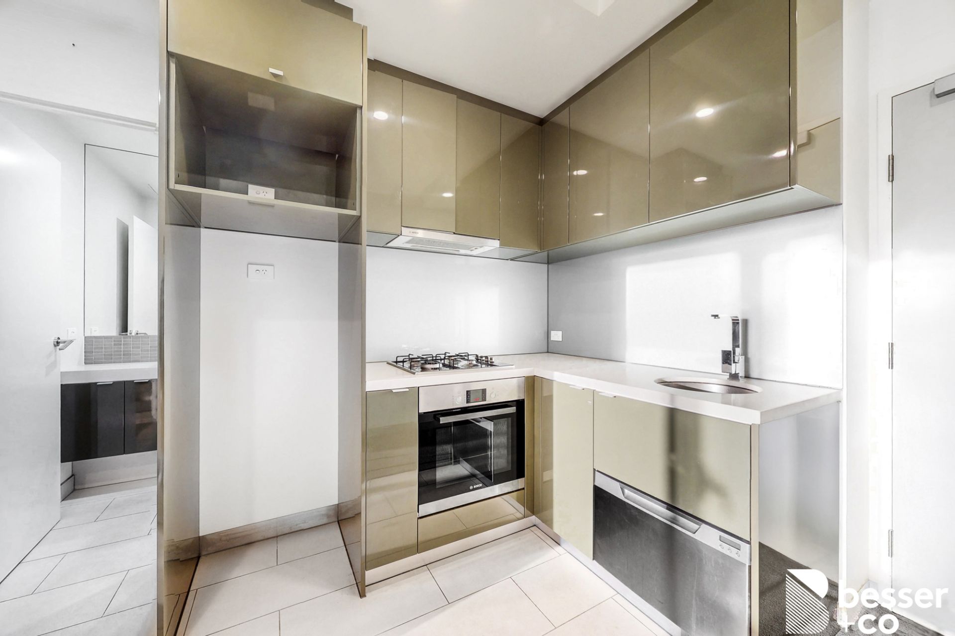 706/33 Clarke Street, Southbank - Thumbnail 2