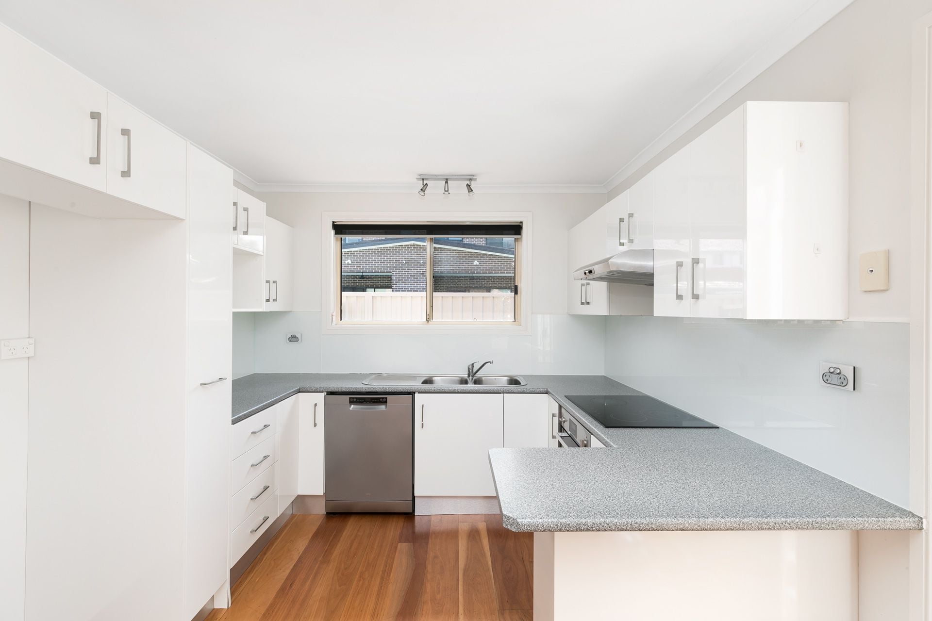 3/11 Frobisher Avenue Caringbah NSW, Caringbah - Thumbnail 2