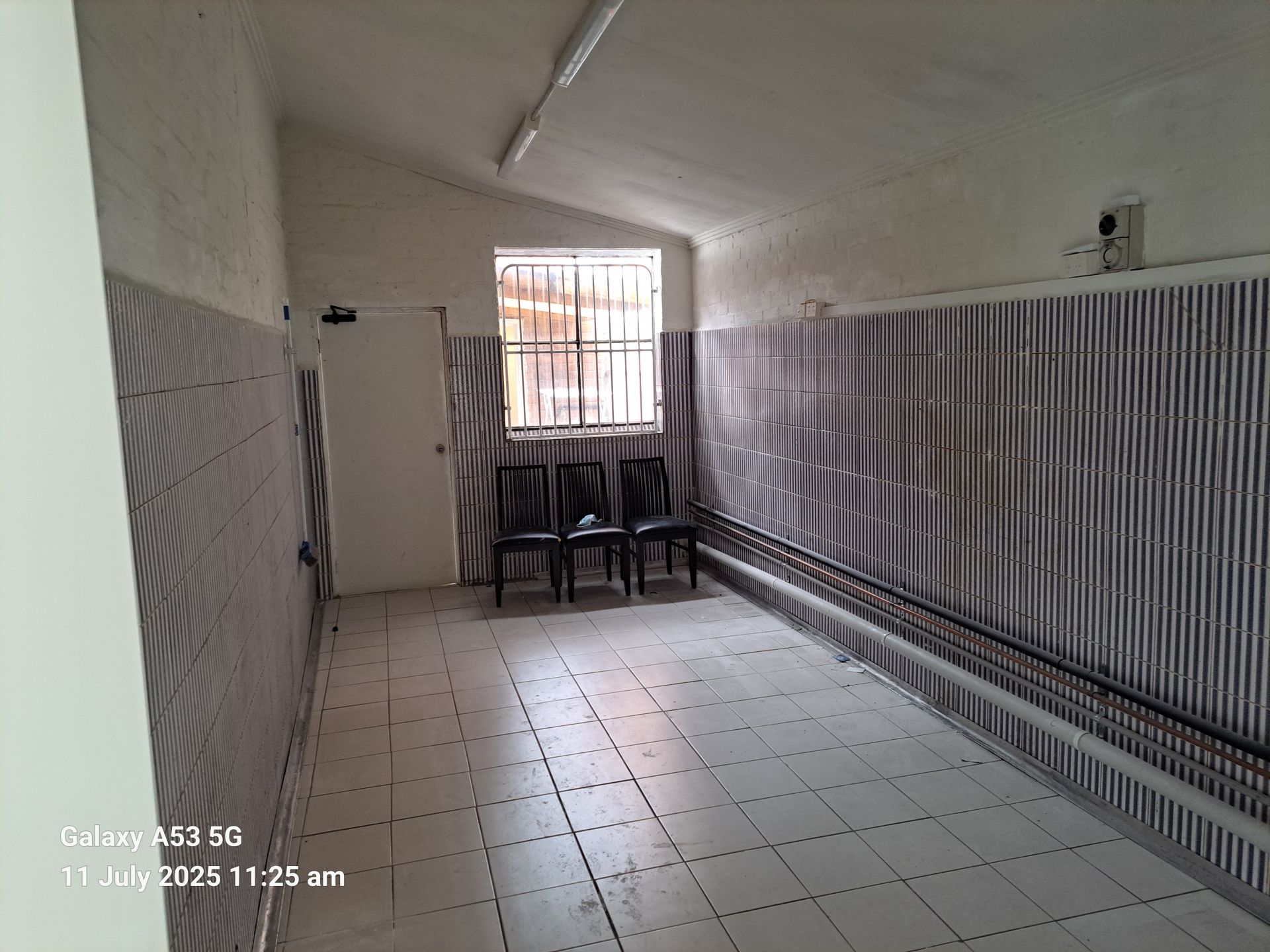 Lock Up Shop – BUSY, BUSTLING EDWARDES ST