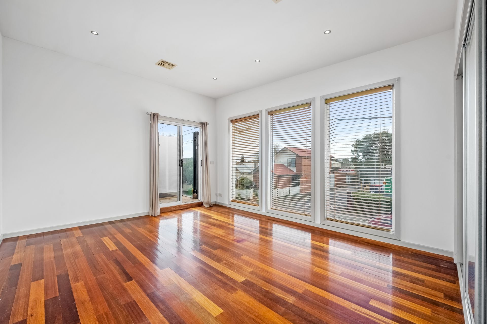 Unbeatable 4-bedroom townhouse!