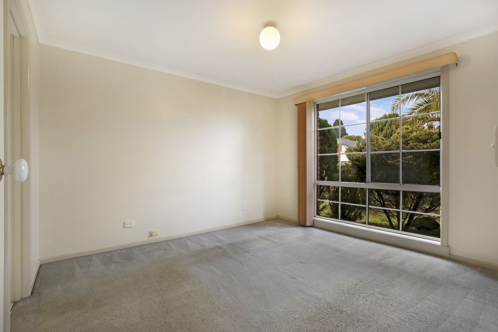 QUIET COURT LOCATION AND CLOSE TO ALL AMENITIES!