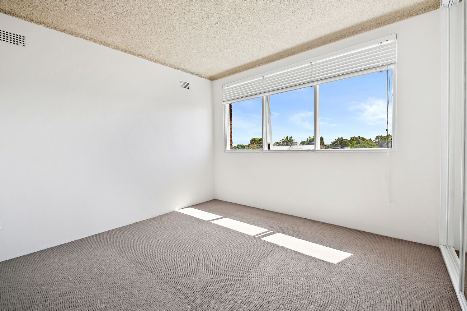 Light & Bright 2 Bedroom Apartment