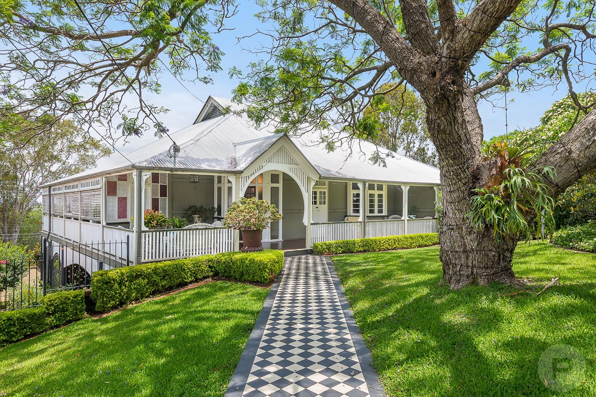 96 Simpsons Road, Bardon Place Property