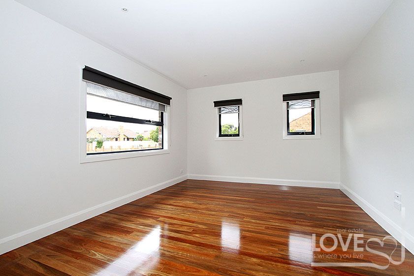 BRAND NEW CONTEMPORARY CHIC