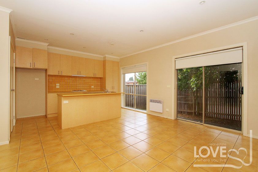 3 BEDROOM TOWNHOUSE IN A PRIME LOCATION ***APPROVED APPLICATION PENDING***