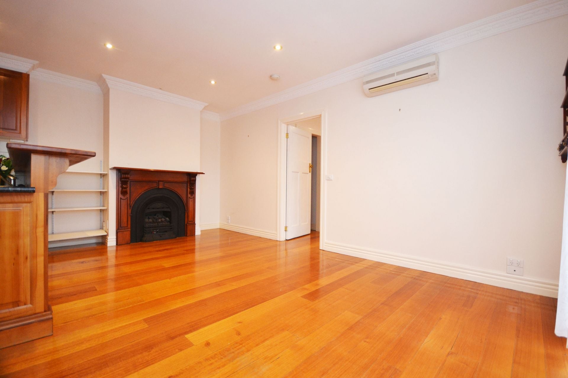 CUTE, COSY AND CONVENIENTLY LOCATED.