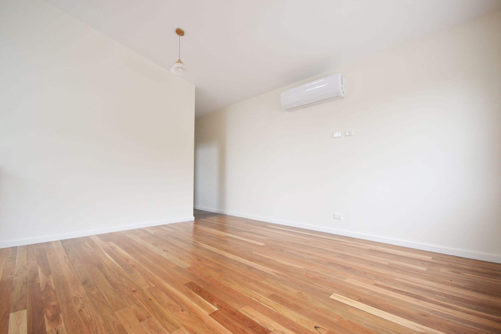 CONTEMPORARY LIVING & IN A FABULOUS LOCATION