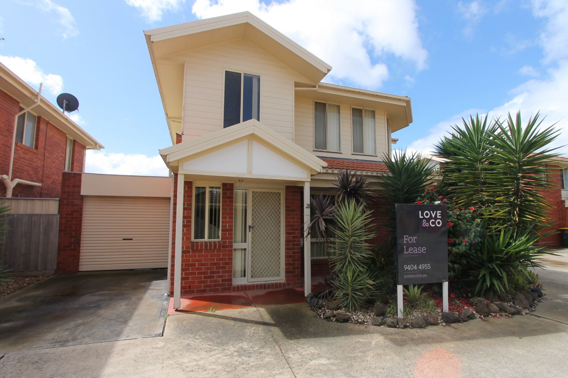 MODERN  TOWNHOUSE AT THE RIGHT PRICE