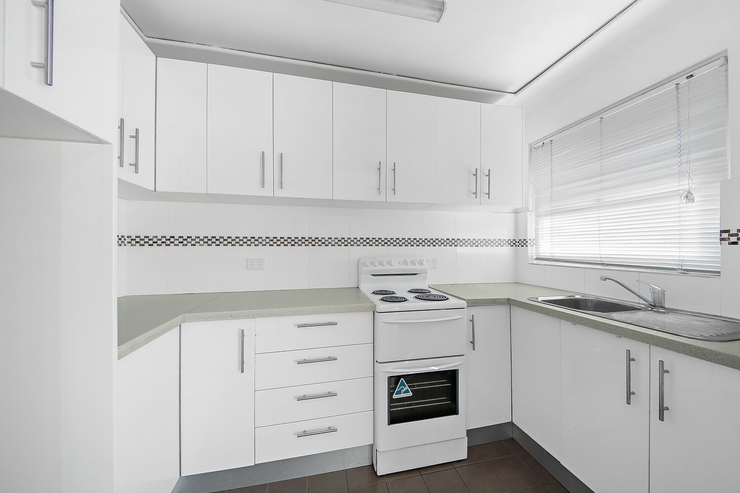 Light and Airy Renovated 2 Bedroom Unit