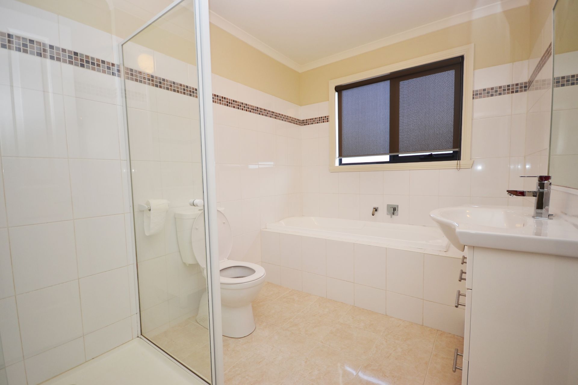 CONTEMPORARY LIVING & FABULOUS LOCATION