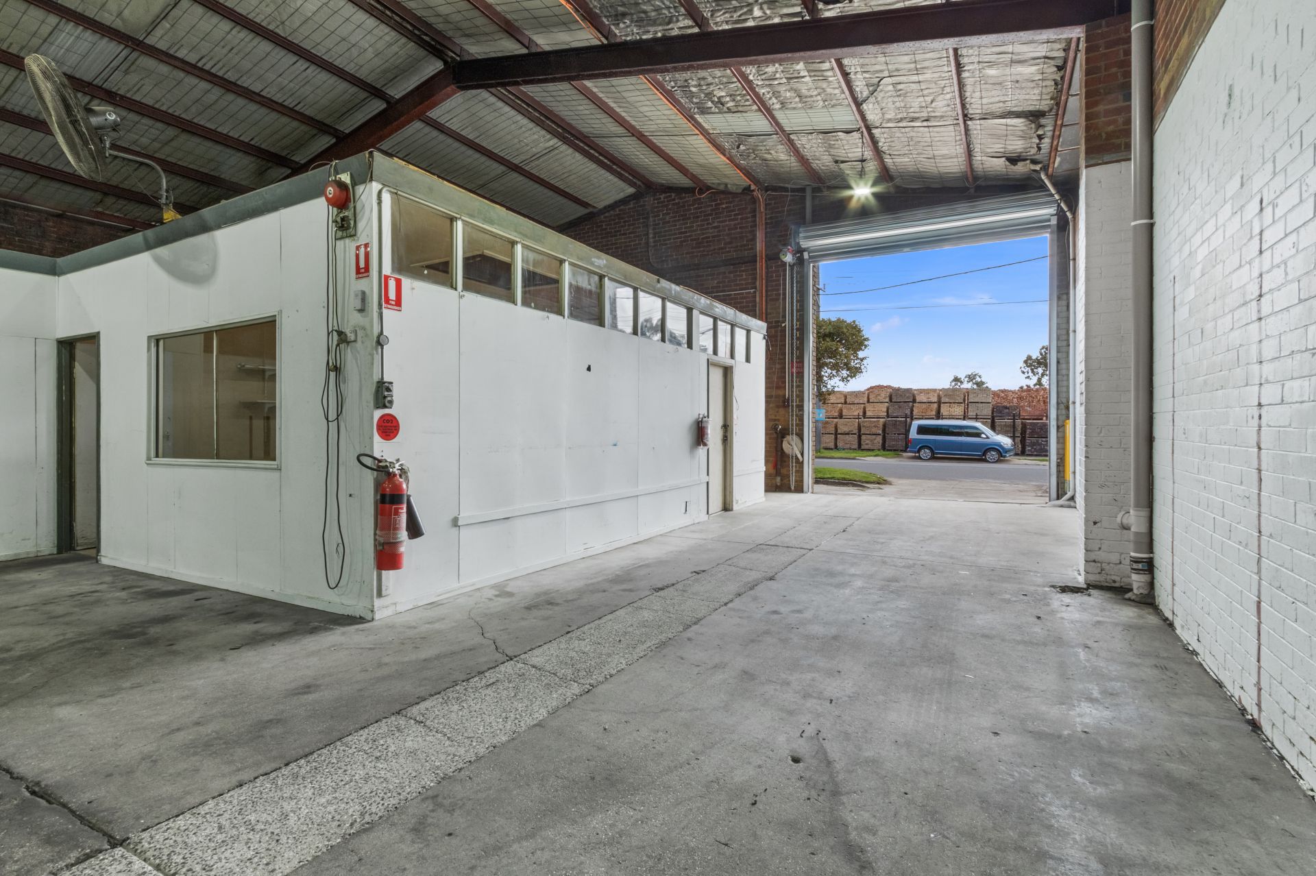 SECURE FREESTANDING WAREHOUSE IN CENRAL LOCATION