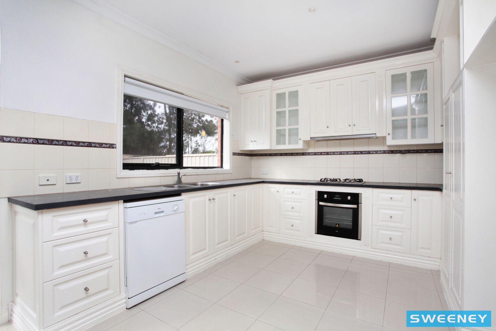 3 Lakeway Close, Caroline Springs - Thumbnail 3
