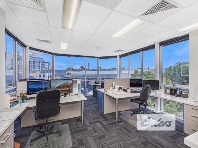 PRIME STRATA OFFICE ON MASSIVE 1,897M2 LAND PARCEL!