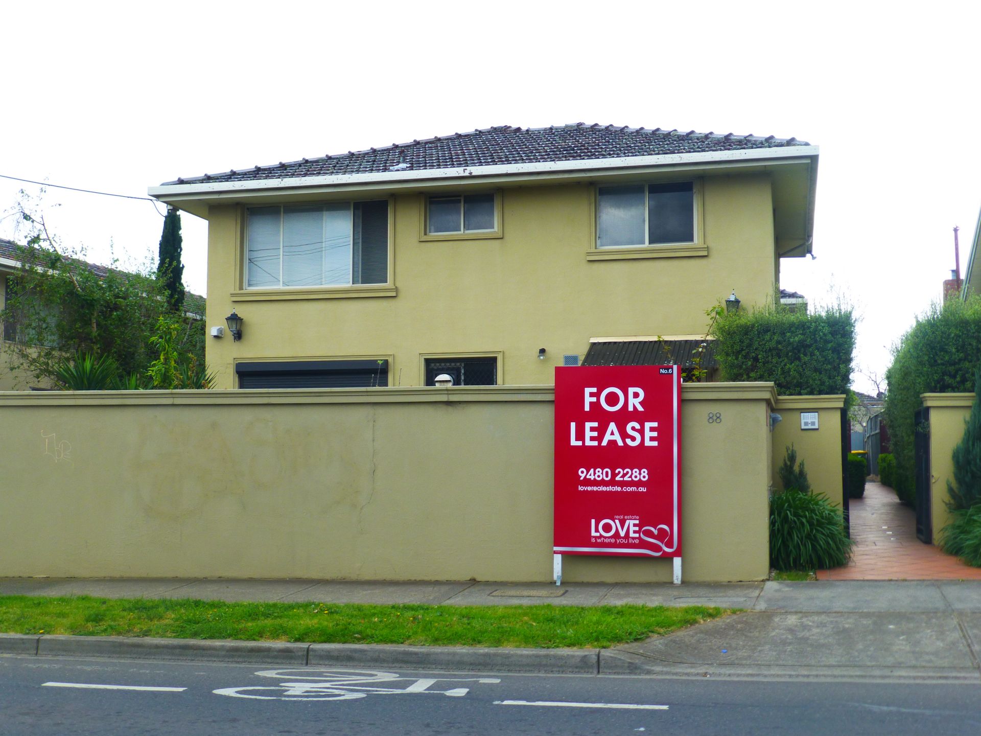 Excellent Ground Floor Apartment with Courtyard!