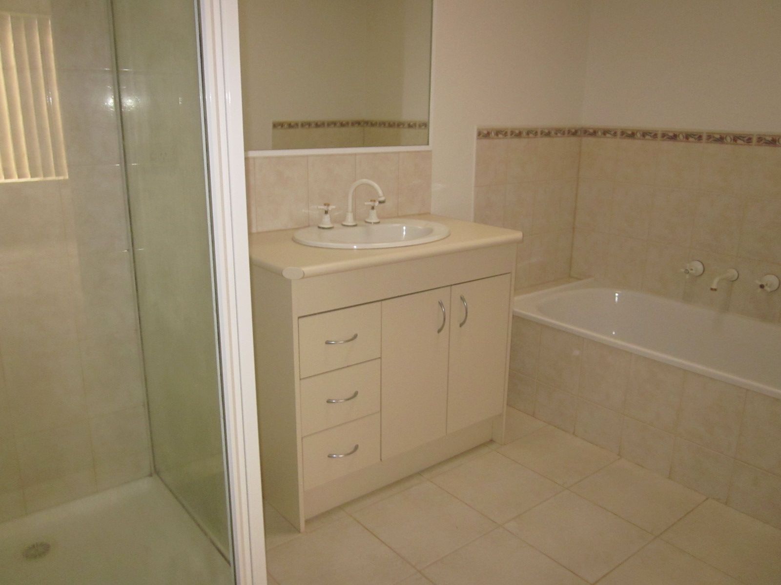 FANTASTICALLY LOCATED TOWNHOUSE!   *Insp Tue 11th Dec @ 5:05pm*