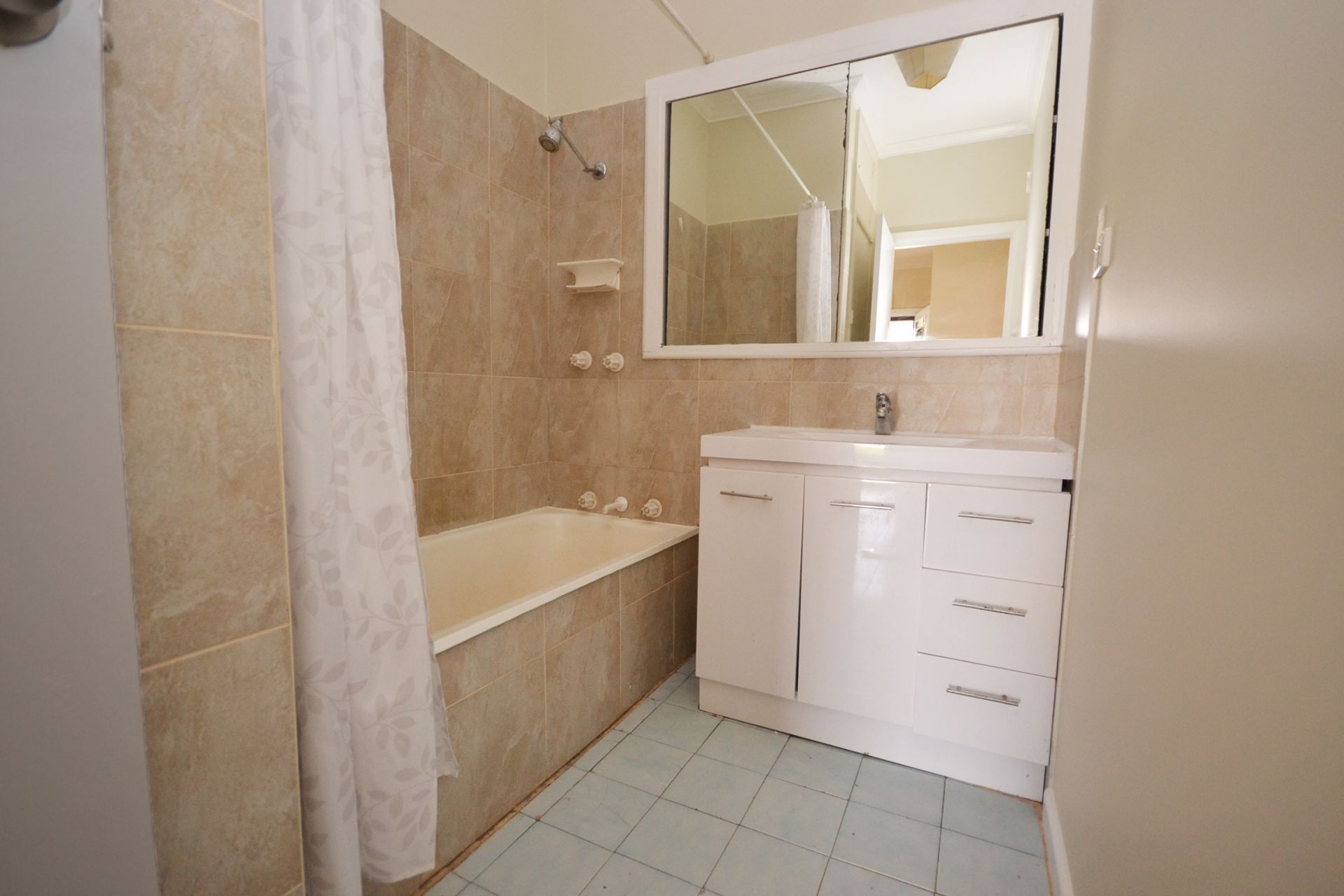 FABULOUS LOCATION & PRICED TO PLEASE
