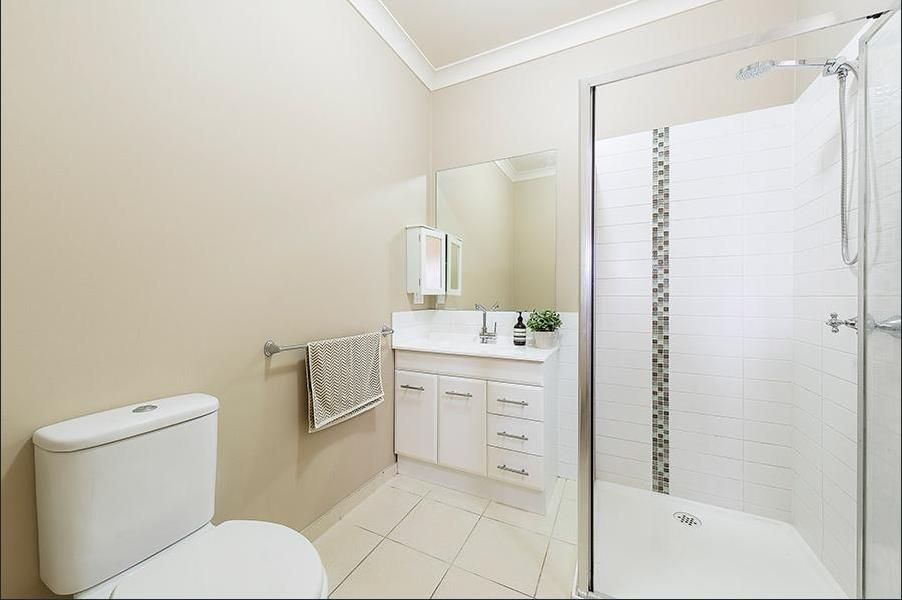 FINE FAMILY LIVING IN THE HAWKSTOWE ESTATE    *Insp Thu 24th Nov @ 4:40pm*
