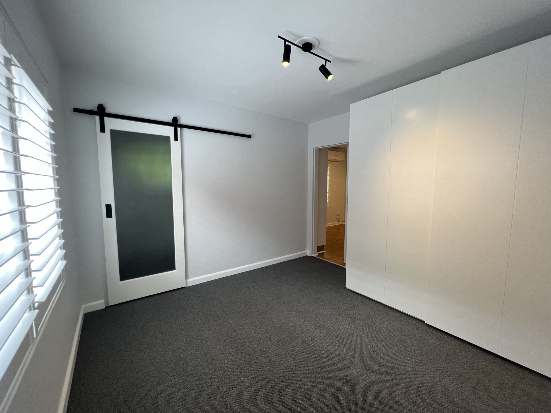 Renovated One Bedroom Two Minutes from High Street