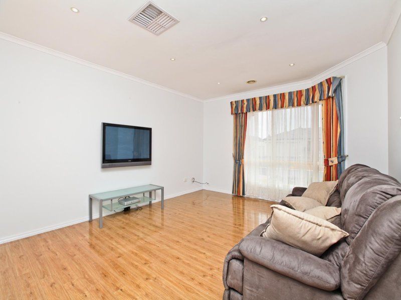 32 Macklin Way, Caroline Springs - Thumbnail 3