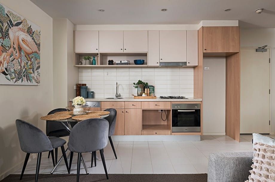LIGHT-AND-BRIGHT APARTMENT LIVING
