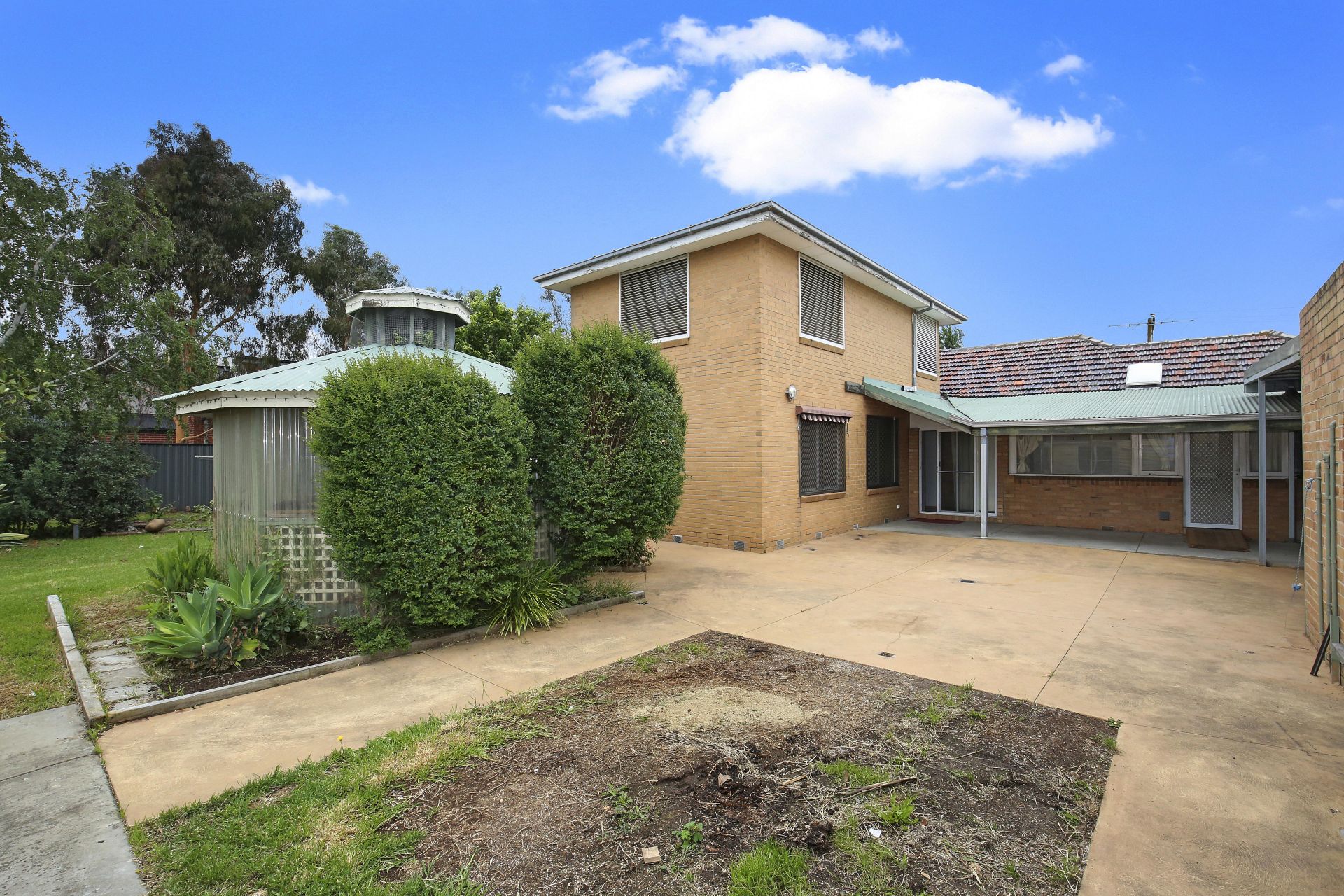 DOUBLE STOREY DELIGHT WITHIN WALKING DISTANCE TO LATROBE UNIVERSITY