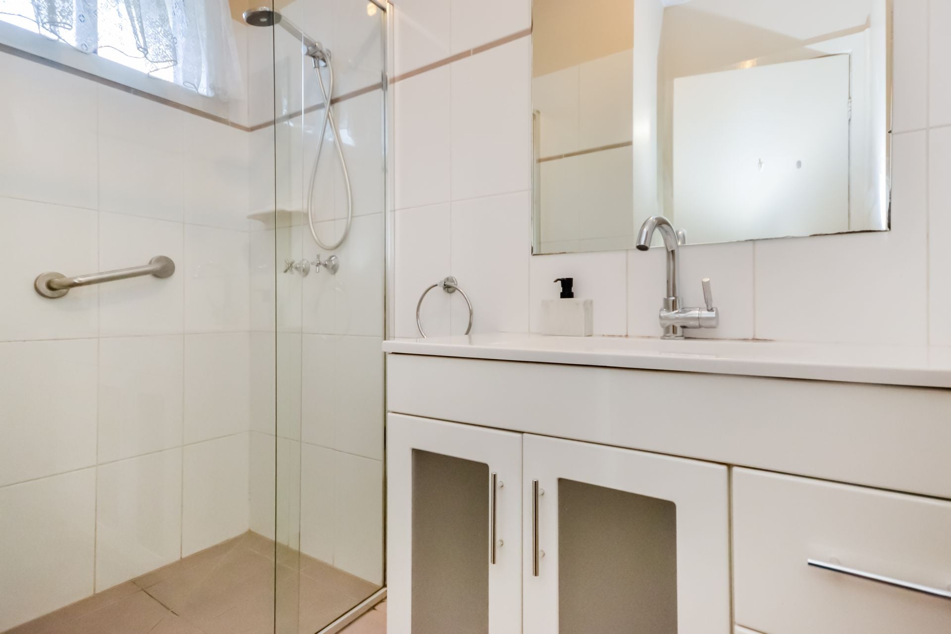 UNDER APPLICATION - NO FURTHER INSPECTIONS AVAILABLE.
AVAILABLE NOW -  1 BEDROOM UNIT - UTILITIES INCLUDED