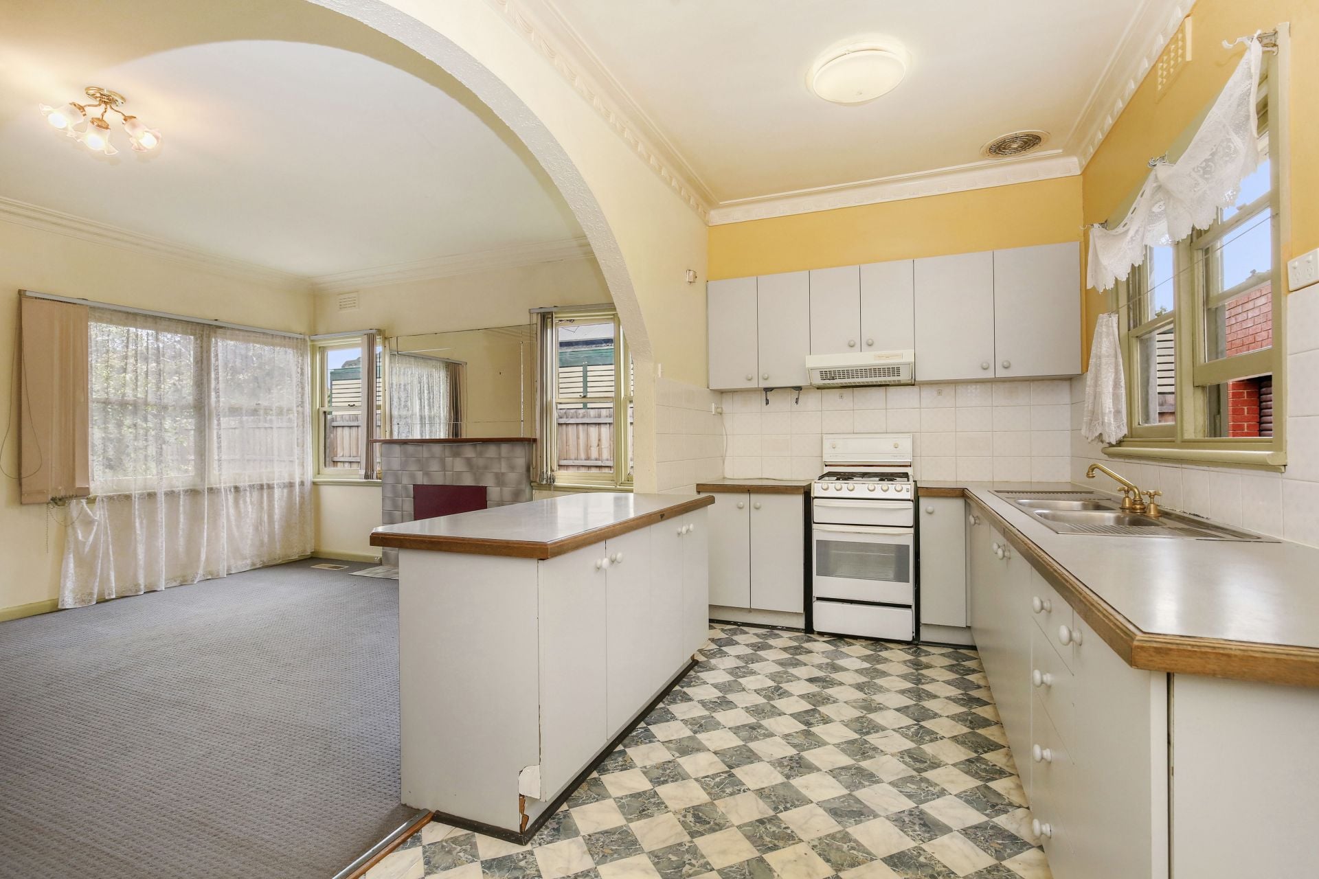SPACIOUS, COMFORTABLE AND AN ENVIABLE LOCATION!
