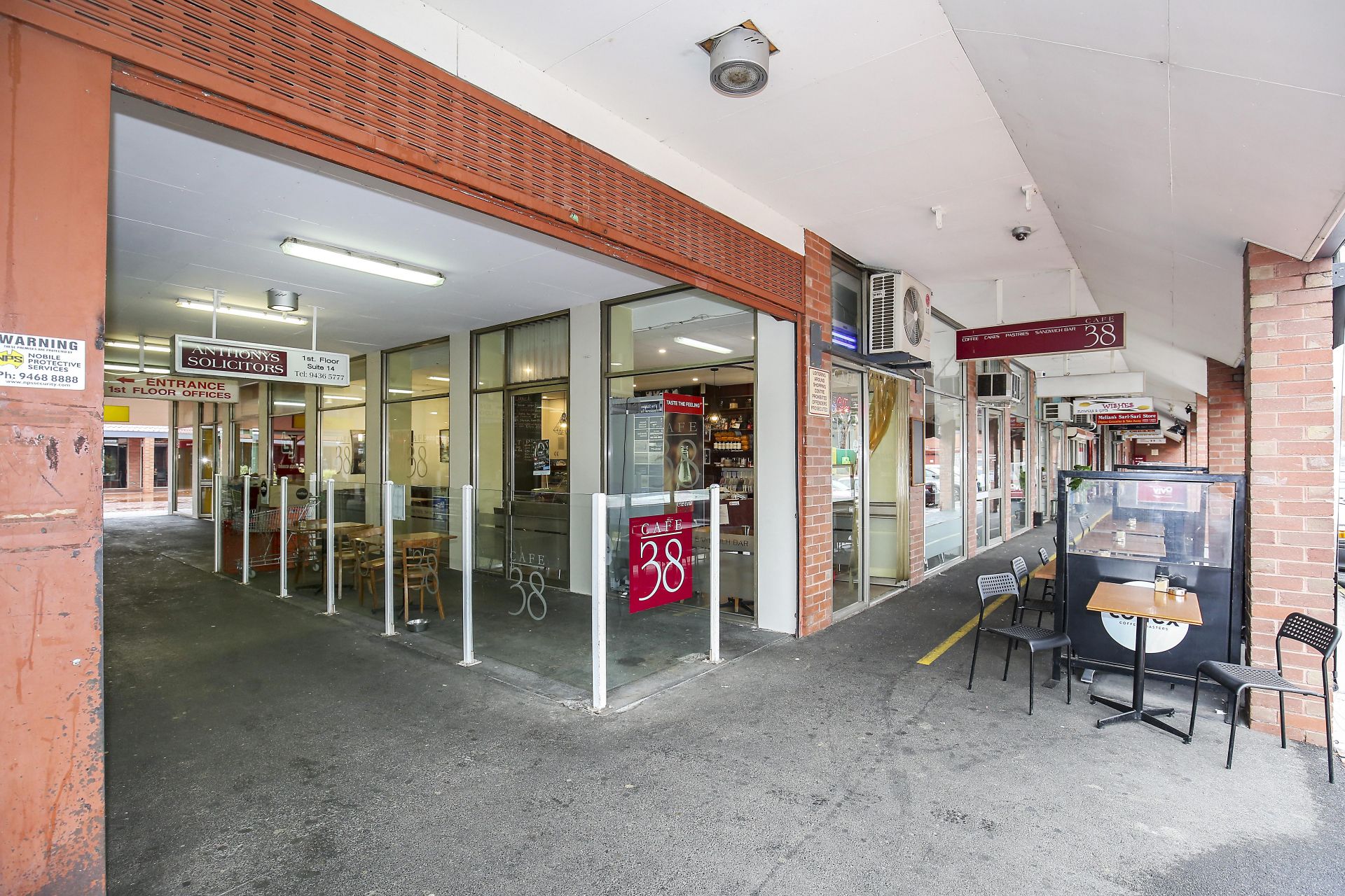 Retail Space in Vibrant Shopping Centre