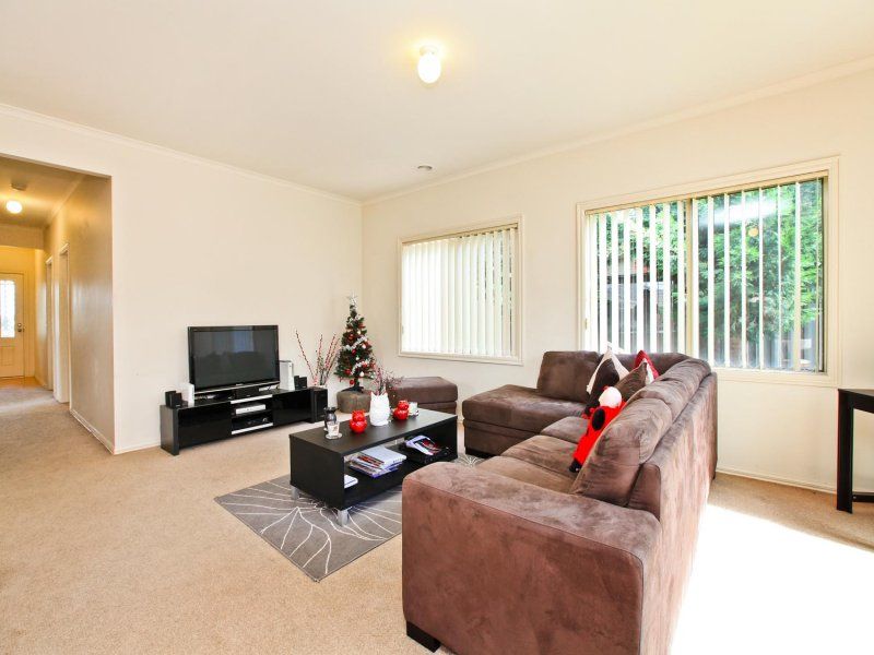 19 Streeton Avenue, Caroline Springs - Thumbnail 4
