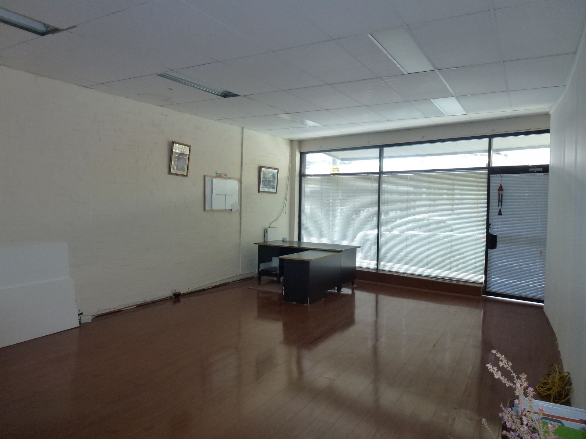 ATTRACTIVE OFFICE/RETAIL SHOP IN PRIME LOCATION